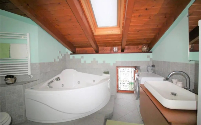 Giglio Flat With Wonderful Lake View and Jacuzzi