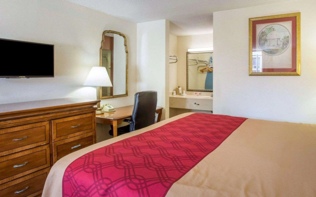 Econo Lodge  Inn & Suites Macon West
