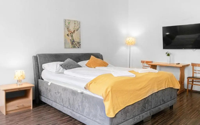 Vivid King Bed Apt - 12 minutes from City Center