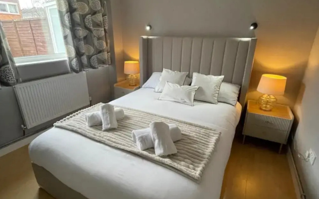 3-bed House, Sleeps 5 w/ Garden, Parking & Pets Ok