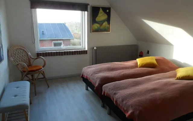 Logi i hus med kunst og have