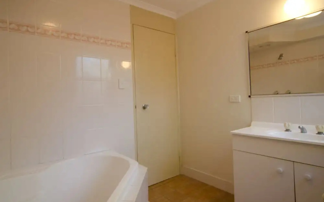 Base Backpackers Airlie Beach Resort