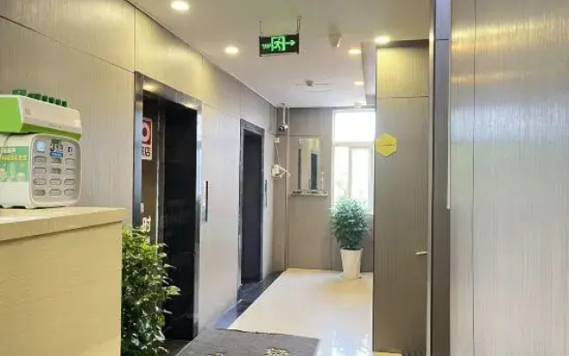 Hongda Hotel (Shanghai Hongkou Football Stadium Chifeng Road Subway Station)