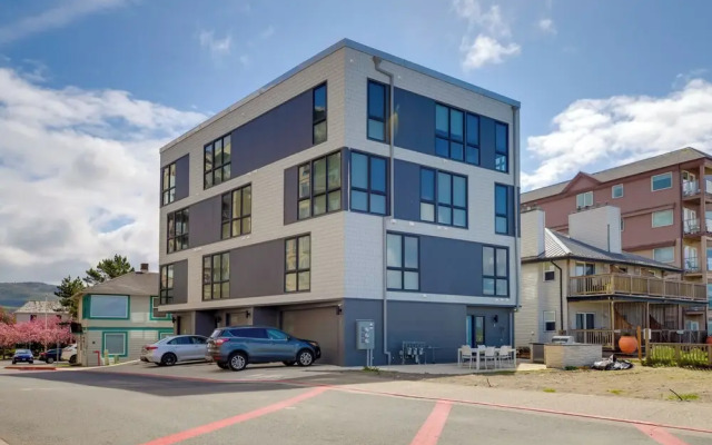 Luxe Seaside Vacation Rental: Walk Downtown!