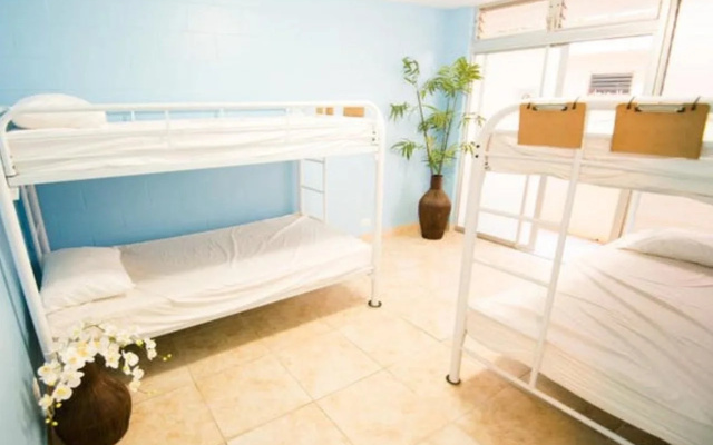 Waikiki Beachside Hostel