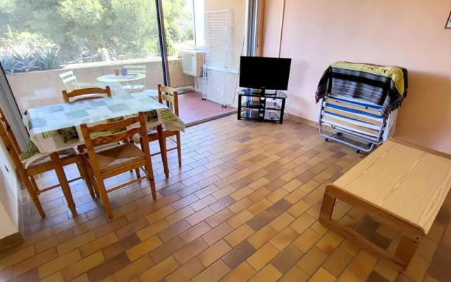 Appartement Le Brusc, 1 pièce, 2 personnes - FR-1-316-250