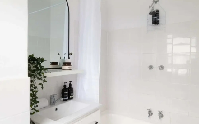 Stylish 1 Bedroom Apartment Near Beach