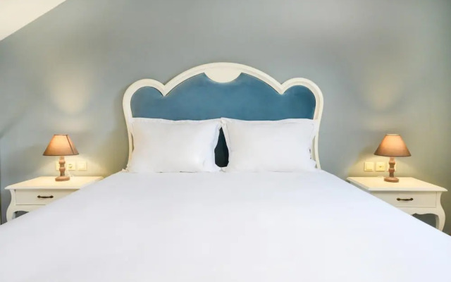 Emerald Suites