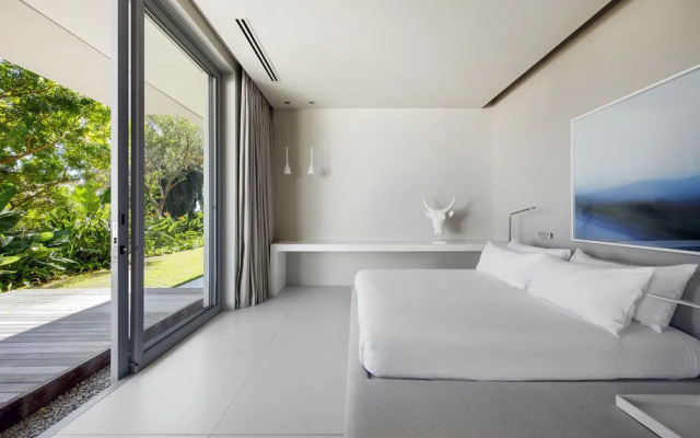 008 Bond Villa