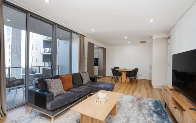 Modern 1-bed Unit With Pool Views and Balcony
