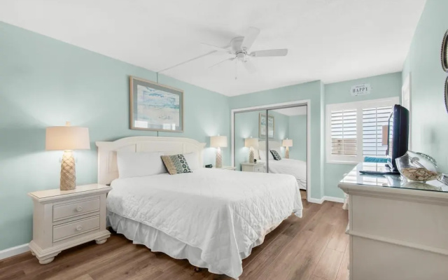 Holiday Surf and Racquet Club 710