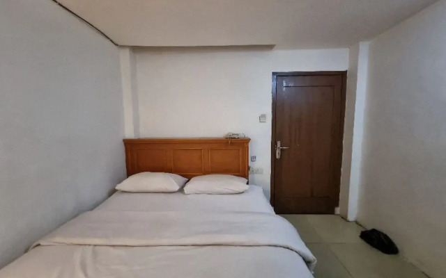 OYO 90952 Hotel Grand Sirao