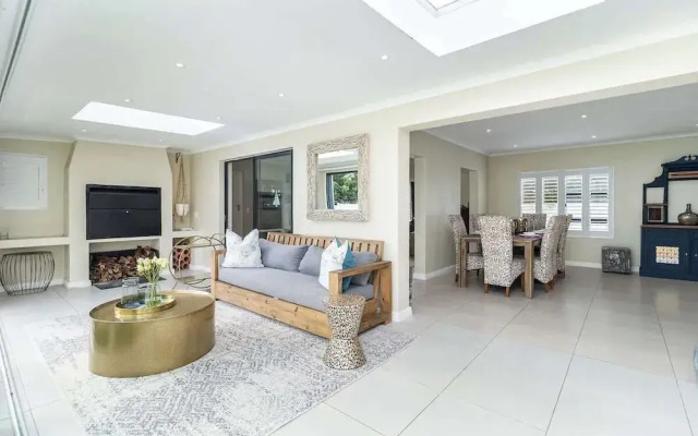 Spacious Sunningdale Retreat With Poolside Charm