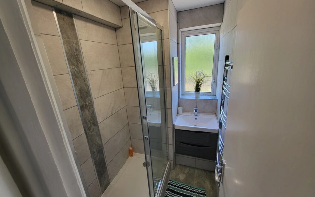 Impeccable 3-bed Apartment in London Fresh Decor!!