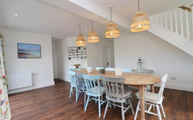 Spacious & modern beach house, 100m to beach