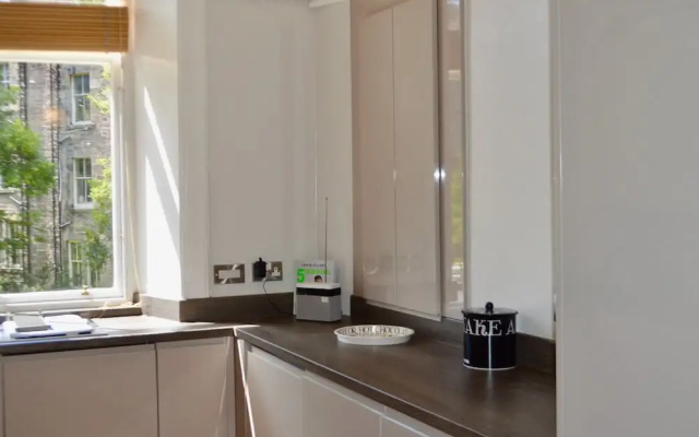 Traditional 2 Bedroom Edinburgh Apartment