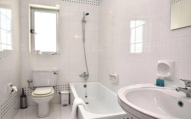 2 Bedroom, Bright & Central Top Floor Apartment - 5