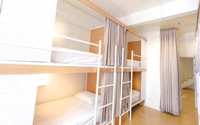 Simple to Sleep Hostel