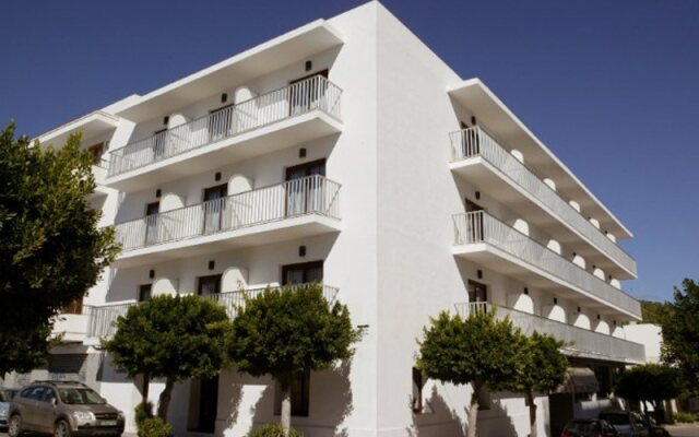 Отель Hostal Cervantes вид на фасад