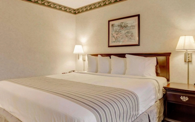 Econo Lodge Inn & Suites El Paso West