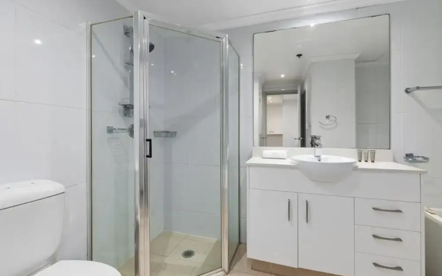 Inner-city Stay With Pool and Gym Access