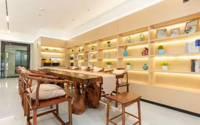 Cloudland Season S Hotel (Beihai Silver Beach Branch)