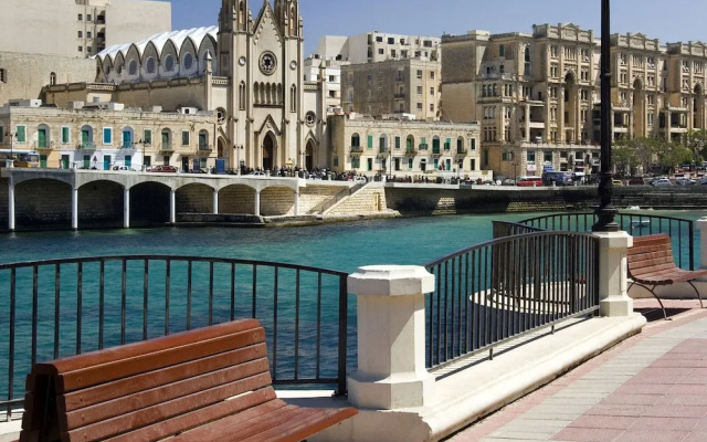 Seaview 3BR Apart inc Pool, Fort Cambridge Sliema