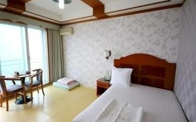 Sunny Holiday Hotel