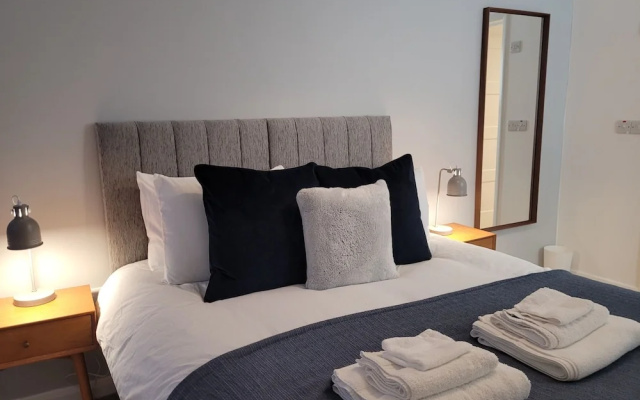 Crescent House Apartments
