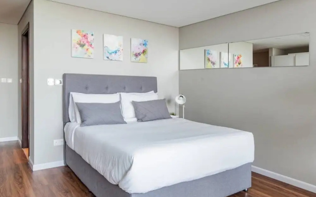 Comfy Trendy Apartment Steps Away From the Metro