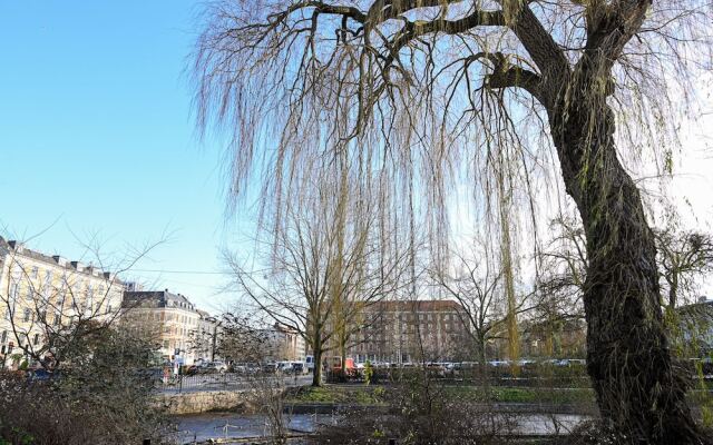 Апартаменты Super Cozy 3-bedroom Duplex Apartment in Frederiksberg Close to Copenhagen Zoo Фредериксберг