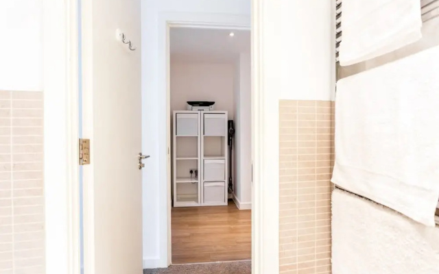 Bright, Spacious 2BR Central Cambridge Flat for 4