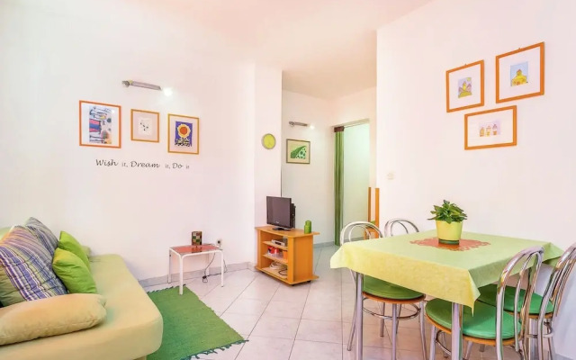 Inviting Apartment in Vinkuran near Sea