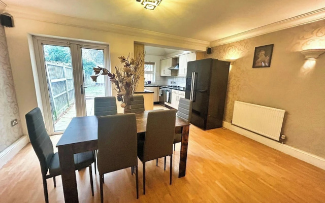 3 Bed Town House - Sleeps 5 - Ensuite - Off Street Parking - Pets Welcome - Wifi