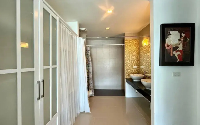 6-20 - 2 Bdr Condo With Balcony and Shared Pool