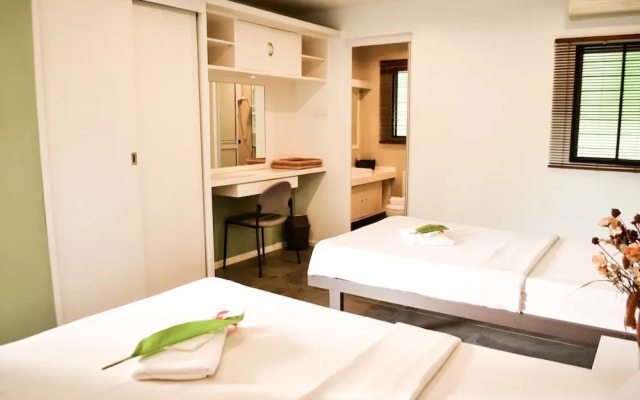 Qi Hotel and Club