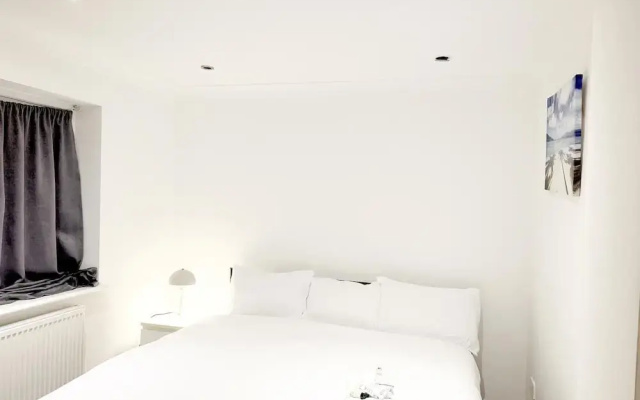 3 Bedroom in Northolt by Stayfolk