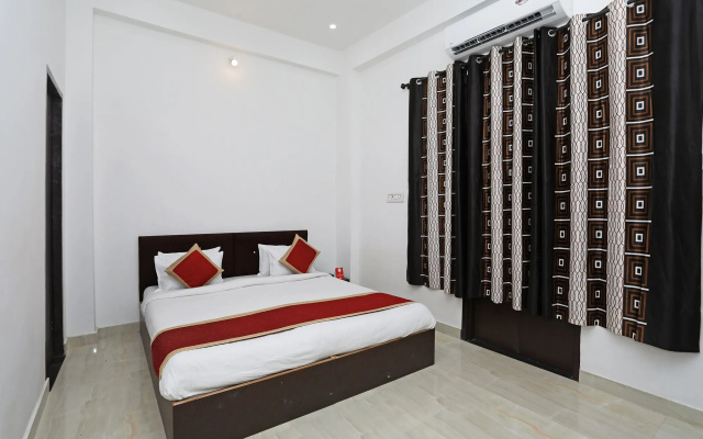 OYO 10682 Hotel Blue Lotus