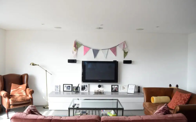 2 Bedroom Kennington Apartment With Balcony