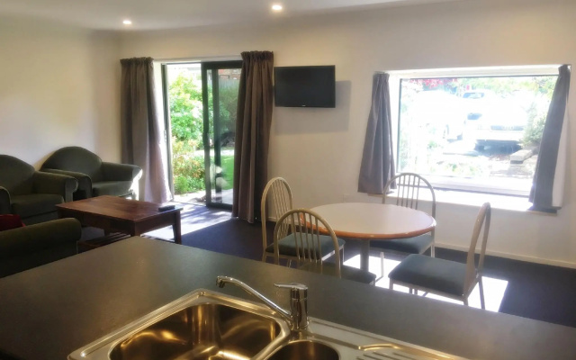 Woodlands Motels and Apartments