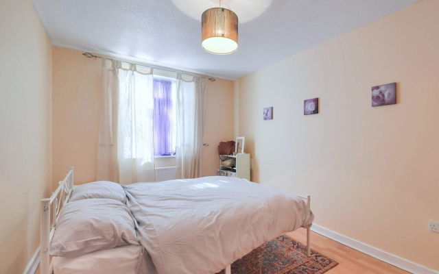 Spacious Flat With Free Parking Near Heathrow Airport