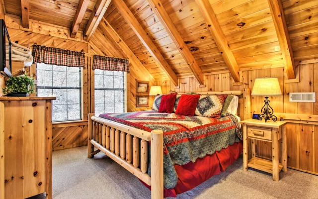 Gatlinburg Mountainside Escape w/ Deck & Hot Tub!