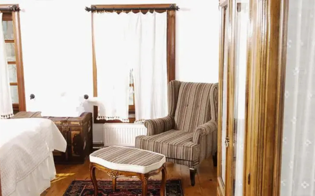 Collage House Hotel