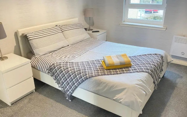 Paisley Central Apartment #3