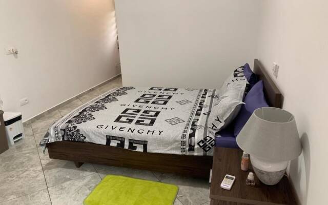 Résidence Est T4 in Abidjan, Cote d'Ivoire from 81$, photos, reviews - zenhotels.com guestroom