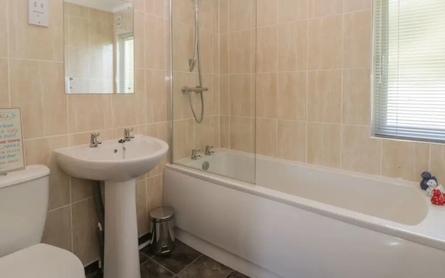 Jonstone Pines Lodge at Cayton Bay Holiday Park