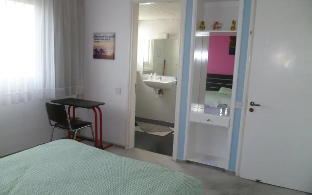 Homestay room with en suite private bathroom