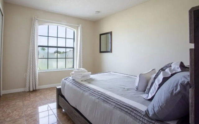 Cheerful 5 bed - 4 Bath Spacious Home
