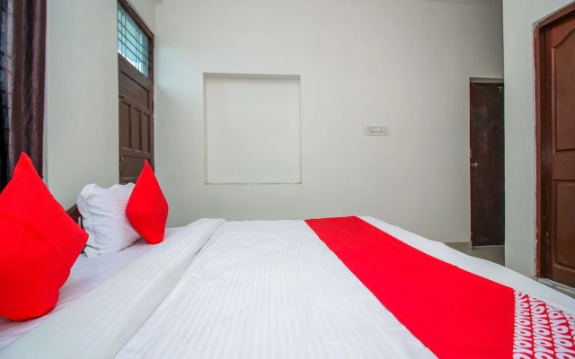 OYO 18272 Hotel Lambodar