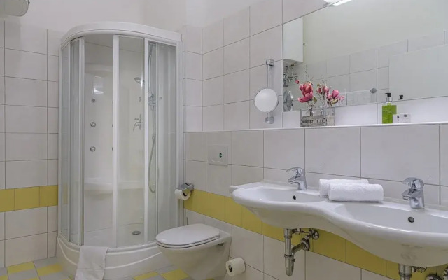 Beautiful Apartment in Viehhofen With hot tub